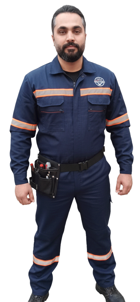 کلیدساز حرفه‌ای مجموعه کلیدام در حال کار با لباس ایمنی و ابزار تخصصی در کرج