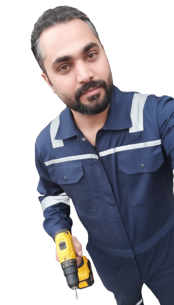 کلیدساز ماهر با دریل برقی برای باز کردن قفل درب ضد سرقت در کرج